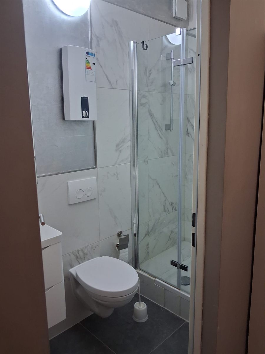 Eigenes Bad eines Einzelzimmers mit Dusche, WC und Durchlauferhitzer