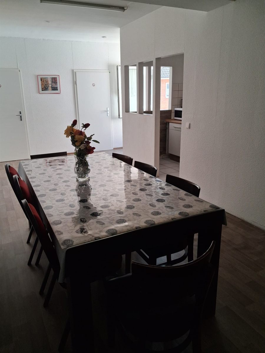 Langer Esstisch mit sechs Stühlen im Gemeinschaftsraum des 2. Obergeschosses